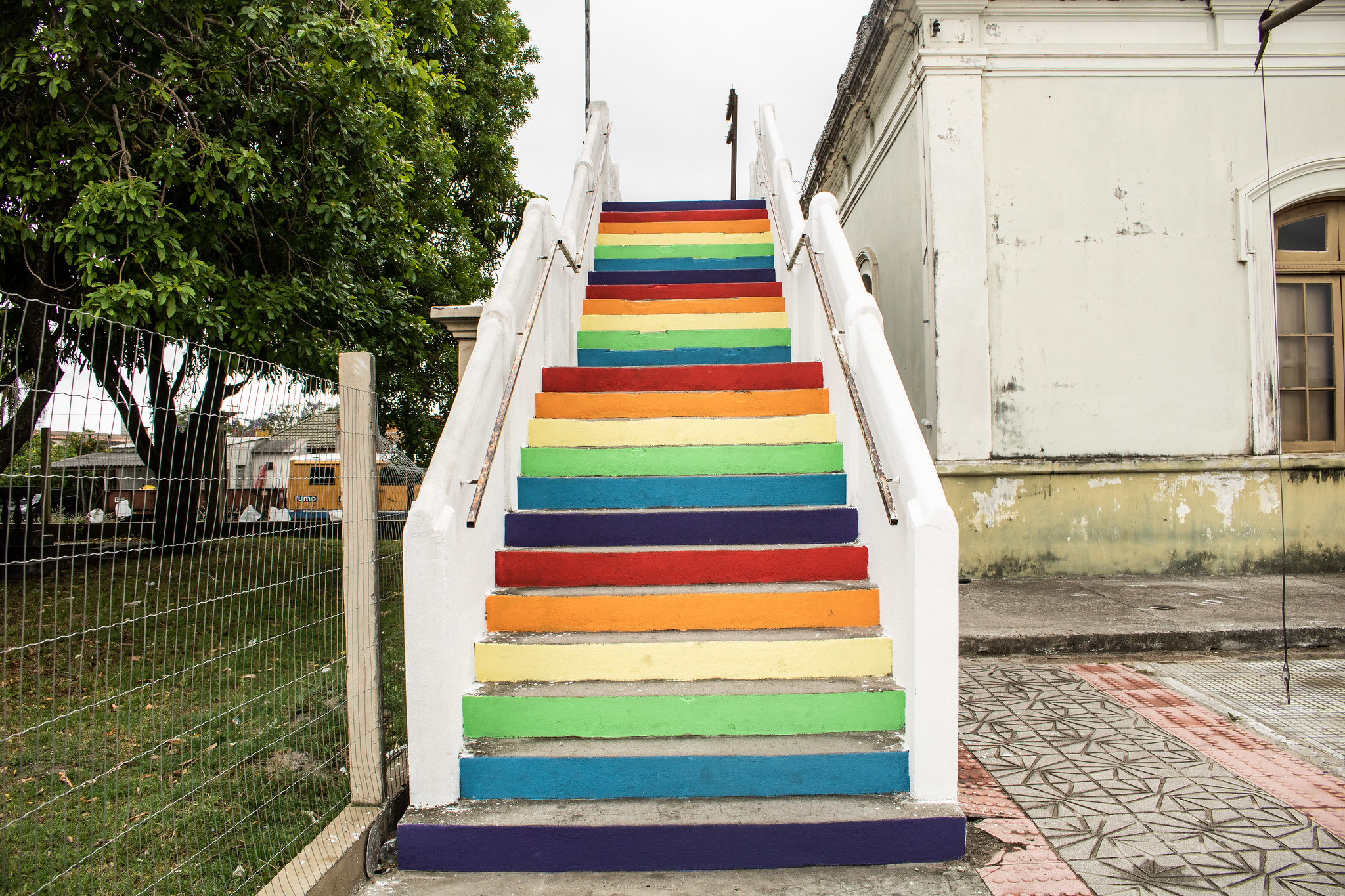 imagem: Escadaria de passarela ganha cores da Diversidade em Pelotas
